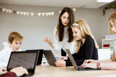 Elever på Innovitaskolan får hjälp av en lärare.