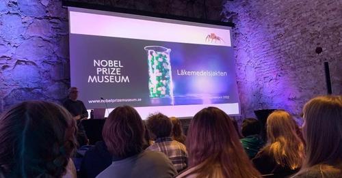 En bild på en projektor som visar information om Nobel Prize Museum.